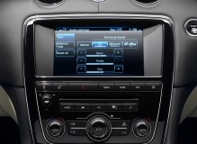 2013-Jaguar-XJ-infotainment-system