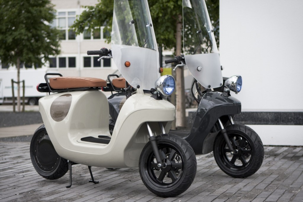 Be.e-frameless-biocomposite-electric-scooter-design-by-waarmakers-posing-together[1]