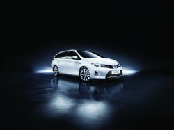 toyota-auris-hybrid-touring-sports-2013-exterior-tme-000-a-full-1600_tcm278-1236484